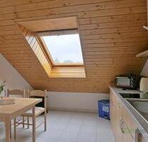 (EF1025_M) Dresden: Ockerwitz, preiswerte möblierte Dachwohnung mit Balkon und Grundreinigung, WLAN