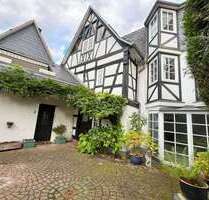 Haus zum Mieten in Walluf 3.300,00 € 303 m²