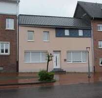 Haus zum Kaufen in Uebach-Palenberg 125.000,00 € 185 m²