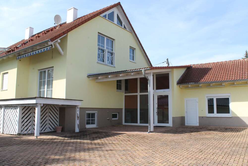 Haus zum Mieten in Bernsdorf Ortsteil Hermsdorf 1.490,00 € 230 m²