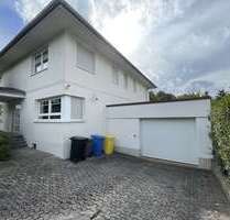 Haus zum Mieten in Eschborn 4.500,00 € 305 m²