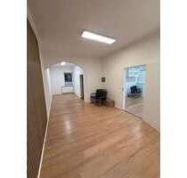 Büro in Husum 720,00 € 69 m² - 720,00 EUR Kaltmiete, ca.  69,00 m² in Husum (PLZ: 25813)