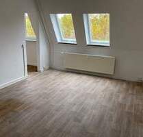 Perfekt für die kleine Familie. 3-Raum-Wohnung im Dachgeschoss. Wanne. Innenstadt. - Gera