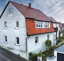 Zentral in Herzogenaurach: Mehrgenerationenhaus mit Garten und Garagen