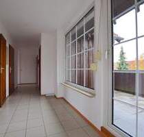 Sonnige 3,5-Zimmer-Wohnung mit Balkon, Bühne und Garagenstellplatz - Hattenhofen