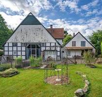 Historisches Fachwerk-Hofgebäude mit massiv gebautem Haupthaus und angrenzender Scheune in idyllischer Lage von Enger-Pödinghausen