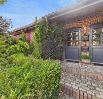 Großzügiges Ein-Zweifamilienhaus mit wunderschönem Garten in Drangstedt