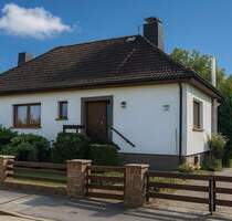 Charmanter Bungalow mit Ausbaupotenzial und wunderschönem Garten in Bobbau