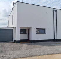 Moderne Doppelhaushälfte mit Garage und schönem Garten - Nörvenich