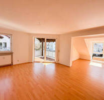 Lichtdurchflutete Dachgeschosswohnung mit Balkon und Garage! - Coburg / Cortendorf
