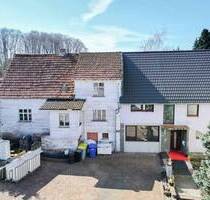 Großzügiges Doppelhaus mit vielseitigen Möglichkeiten auf 2.000 m² Grundstück - Schlüchtern Wallroth