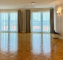 Großzügige 2-Raum-Penthouse-Wohnung [sehr zentral] in Offenbach (inkl. EBK + optional 2 Garagen) - Offenbach am Main