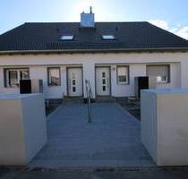 (KfW 55) Energetisch neu sanierte DHH mit Wärmepumpe, Garage und Garten - Creußen