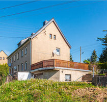+Potenzial entdecken: Charmantes Reihenendhaus mit Weitblick in Lauter-Bernsbach - Chance nutzen!+