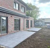 Bad Zwischenahn! Neuwertige 2 ZKB Erdgeschosswohnung mit Carport und Terrasse