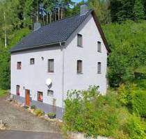 Geräumiges, freistehendes Wohnhaus mit Garten, Forellenteich und Garage in Mürlenbach