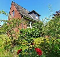 Idyllisches Grundstück mit 50er Jahre-Siedlungshaus und Entwicklungsmöglichkeiten in Langenhorn - Hamburg