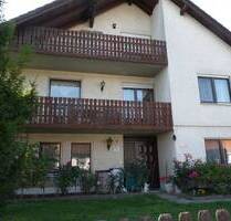 Einfamilienhaus, WF ca. 250 qm, NF ca. 300 qm, Doppelgarage, Nebengebäuden und 599 qm Grund. Großer Balkon und Loggia - Himmelkron
