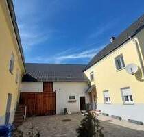 Kleiner „Dreiseithof“ in Mantel mit 230 m² Wohnfläche auf 357 m² Grund, Einliegerwohnung, Scheunen, Garagen, Lageräume und Gewölbe-Partyraum im EG
