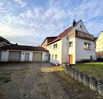 Hefersweiler: Renovierungsbedürftiges Einfamilienhaus mit großer Garage und Hofgelände