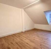 Helle 2-Zimmer-Dachgeschosswohnung mit Einbauküche - frisch renoviert - Kiel Gaarden-Ost