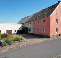 RESERVIERT Ruhig gelegenes, großzügiges Haus mit Scheune und Garagen auf 2.740 m² großen Grundstück in Hersdorf RESERVIERT
