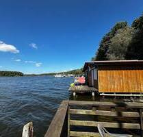 Bootshaus am Mirower See, Steg und Terrasse auf dem Wasser, Anglertraum