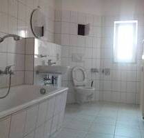 SEHR RUHIGE LAGE !! Sonnige -helle 3 Zimmerwohnung für Single,Pärchen oder kleine Familie !! Tageslichtbad mit Wanne Laminatböden PKW-Stellplatz - Leipzig Engelsdorf