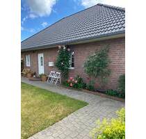 Bungalow (schnellstmöglicher Einzug realisierbar) + Mehrfamilienhaus (vermietet) in Bredstedt .