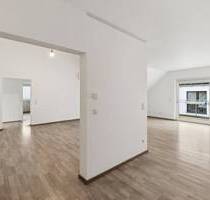 Moderne 4-Zimmer-Dachgeschosswohnung mit Balkon und Aufzug - Kriftel