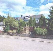 Zweifamilienhaus mit Einliegerwohnung und Garagen im Stock, Untergeschoss mit Schwimmad und Sauna - Albstadt-Onstmettingen