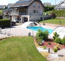 Einfamilienhaus mit Einliegerwohnung und Außenpool - Beuren