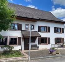 Mehrfamilienhaus mit weitläufiger Grünfläche und Garagengrundstück - Ideal für eine große Familie oder als Mehrgenerationenhaus - Rösch Immobilien - Rheinfelden-Herten