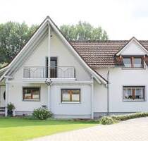 Charmantes, ruhig gelegenes und sehr gepflegtes Einfamilienhaus mit drei Garagen, Carport und idyllischem Innenhof - Hofkirchen Oberschöllnach