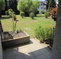 * ERDGESCHOSS mit TERRASSE * -- Helle 1,5-ZIMMER - Mit TIEFGARAGE - Waldkraiburg Kerngebiet