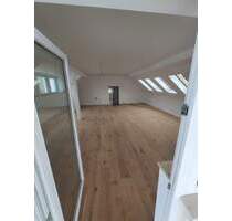 Exklusives Wohnen nach Sanierung: Helle 3-Zimmer-DG-Wohnung mit Balkon & Parkett in Schnaittach