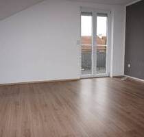 RARITÄT! Lichtdurchflutete Wohlfühlinsel unterm Dach mit Balkon! - Kaufering