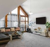 Einzug im Sommer! Lichtdurchflutete Dachgeschosswohnung mit Süd-Ost-Balkon, hohen Decken und Carport - Aldingen