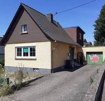Freistehendes 1 FHS mit Wintergarten, Terrasse, großem Garten und Garage, in ruhiger Lage von Völklingen - Röchling Höhe