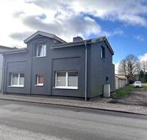Saniertes Haus mit vielen Garagen - Ahrensbök