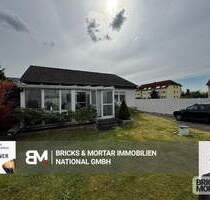 Wohnglück auf einer Ebene - charmanter Bungalow mit Wintergarten & Gartenidylle - Thalheim