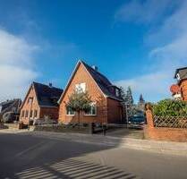 Charmantes Einfamilienhaus mit großem Garten und solider Mieteinnahme in Lauenburg - Lauenburg/Elbe