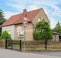 Doppelhaushälfte mit drei Zimmern auf großzügigem 949 m² Grundstück - leerstehend und bezugsfrei - Blankenburg Gehren