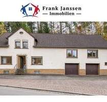 Freistehendes Einfamilienhaus mit zwei Wohneinheiten & zwei Garagen in Niederehe - Üxheim