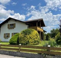 Gepflegtes Zweifamilienhaus mit zusätzlichem Baugrundstück für ein Einfamilienhaus in Nicklheim - Raubling