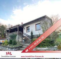 Hetzerath: Frei stehendes, ehemaliges Winzerhaus mit 5 Zimmern, 3 Garagen, Garten - ideal für Selbständige oder Handwerker, die Platz benötigen!
