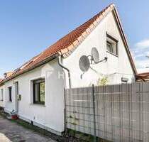 Gepflegtes Einfamilienhaus mit 4 Zimmern, Terrasse, Innenhof und Nebengebäude - ideal für Familien - Burg