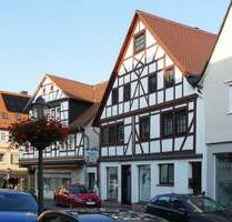 AUMÜLLER-Immobilien - Charmantes Fachwerkhaus mit Ladenfläche und zwei Wohnungen mit Dachterrasse - Wächtersbach