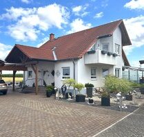 Wölfersheim: Zweifamilienhaus mit zwei separaten Wohneinheiten in Feldrandlage