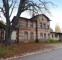 Ehemaliges Bahngebäude mit Güterschuppen und Nebengelass in Aschersleben